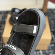 代购级Moon Boot 2026vs春夏最新凉鞋系列Moon Boot 以复古凉鞋为设计灵感,童趣 的 代购级Moon Boot 2026vs春夏最新凉鞋系列Moon Boot 以复古凉鞋为设计灵感,童趣 的