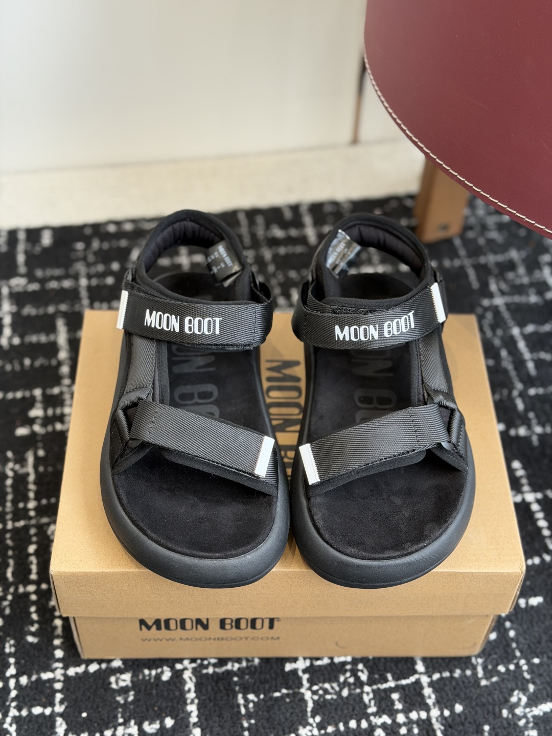 代购级Moon Boot 2026vs春夏最新凉鞋系列Moon Boot 以复古凉鞋为设计灵感，童趣 的