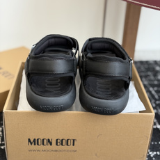代购级Moon Boot 2026vs春夏最新凉鞋系列Moon Boot 以复古凉鞋为设计灵感,童趣 的 代购级Moon Boot 2026vs春夏最新凉鞋系列Moon Boot 以复古凉鞋为设计灵感,童趣 的