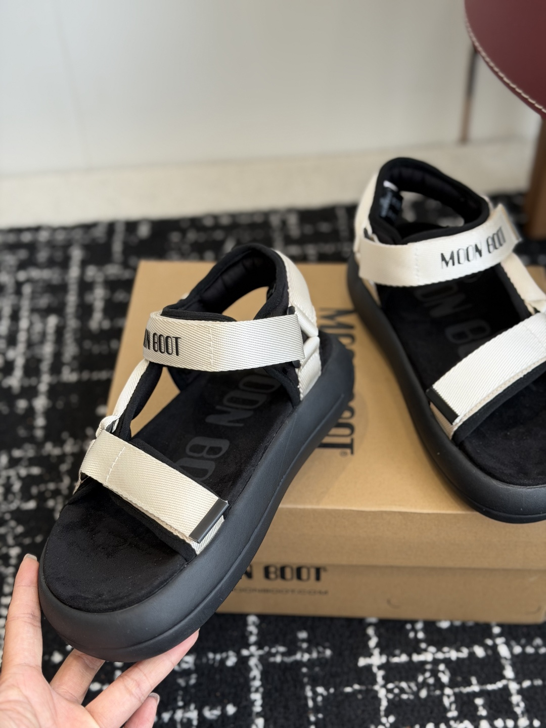 代购级Moon Boot 2026vs春夏最新凉鞋系列Moon Boot 以复古凉鞋为设计灵感,童趣 的 代购级Moon Boot 2026vs春夏最新凉鞋系列Moon Boot 以复古凉鞋为设计灵感,童趣 的