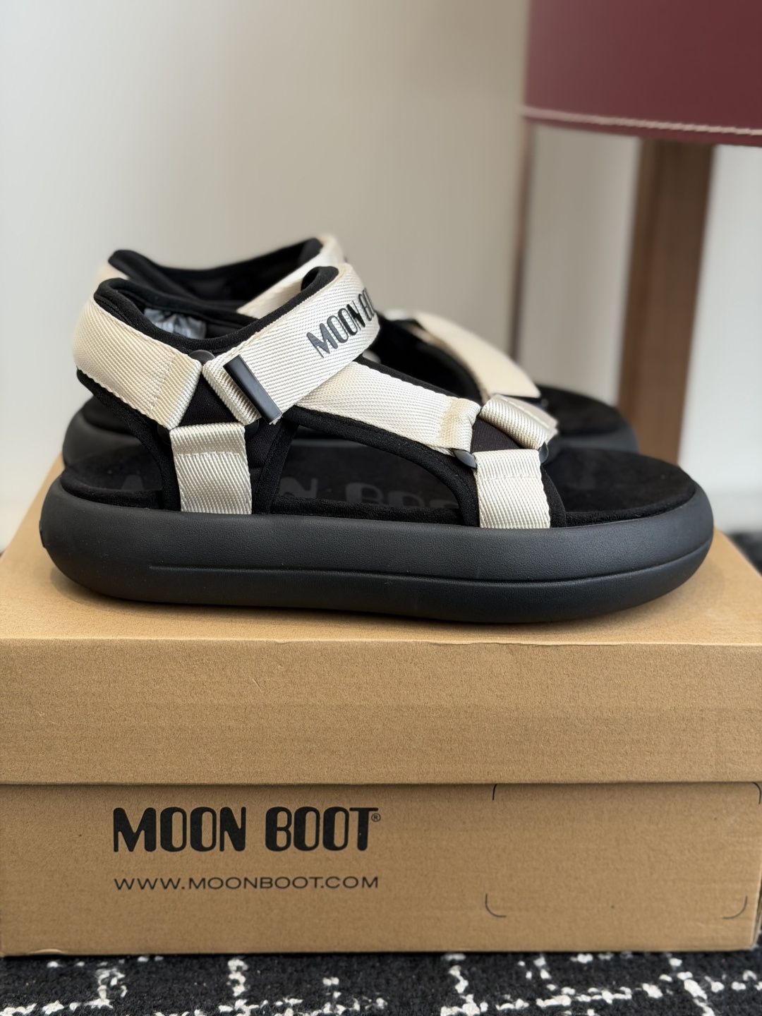 代购级Moon Boot 2026vs春夏最新凉鞋系列Moon Boot 以复古凉鞋为设计灵感,童趣 的 代购级Moon Boot 2026vs春夏最新凉鞋系列Moon Boot 以复古凉鞋为设计灵感,童趣 的