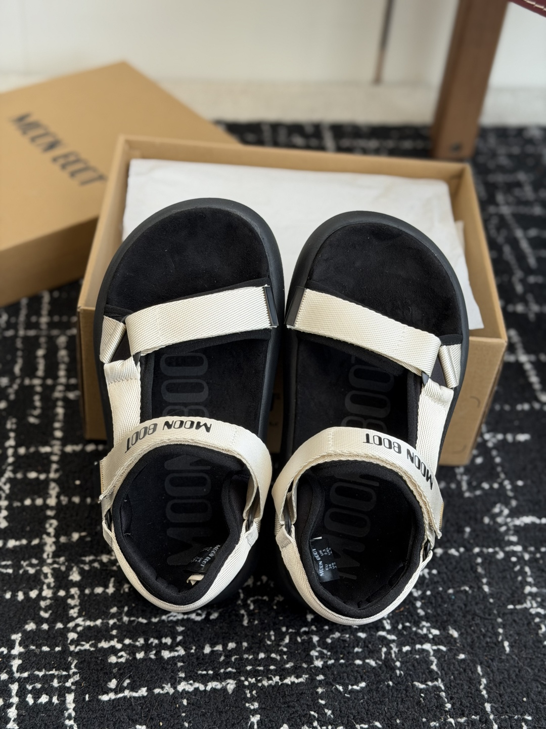 代购级Moon Boot 2026vs春夏最新凉鞋系列Moon Boot 以复古凉鞋为设计灵感,童趣 的 代购级Moon Boot 2026vs春夏最新凉鞋系列Moon Boot 以复古凉鞋为设计灵感,童趣 的
