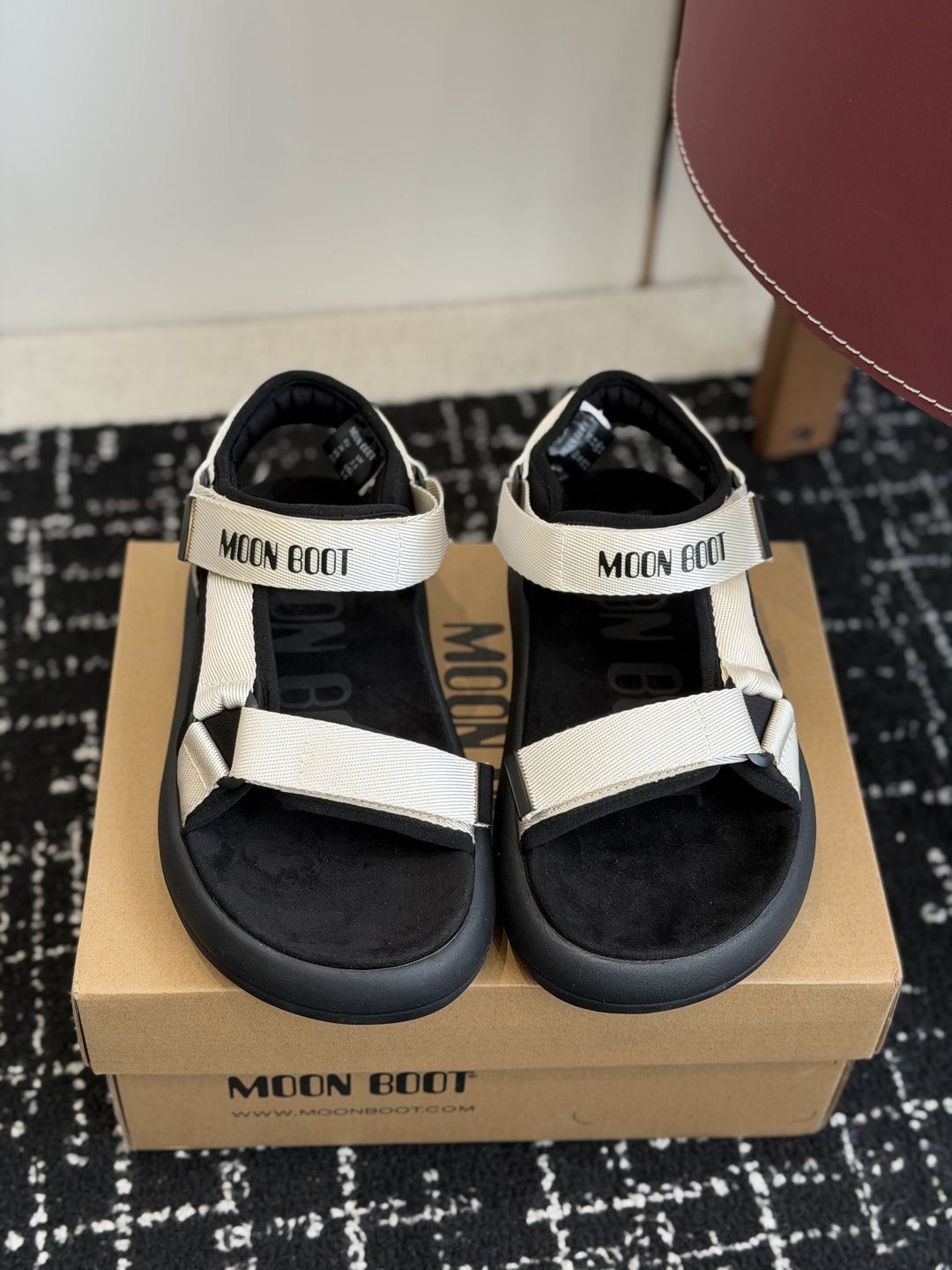 代购级Moon Boot 2026vs春夏最新凉鞋系列Moon Boot 以复古凉鞋为设计灵感，童趣 的