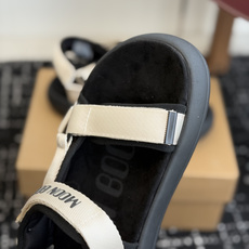 代购级Moon Boot 2026vs春夏最新凉鞋系列Moon Boot 以复古凉鞋为设计灵感,童趣 的 代购级Moon Boot 2026vs春夏最新凉鞋系列Moon Boot 以复古凉鞋为设计灵感,童趣 的