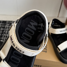 代购级Moon Boot 2026vs春夏最新凉鞋系列Moon Boot 以复古凉鞋为设计灵感,童趣 的 代购级Moon Boot 2026vs春夏最新凉鞋系列Moon Boot 以复古凉鞋为设计灵感,童趣 的