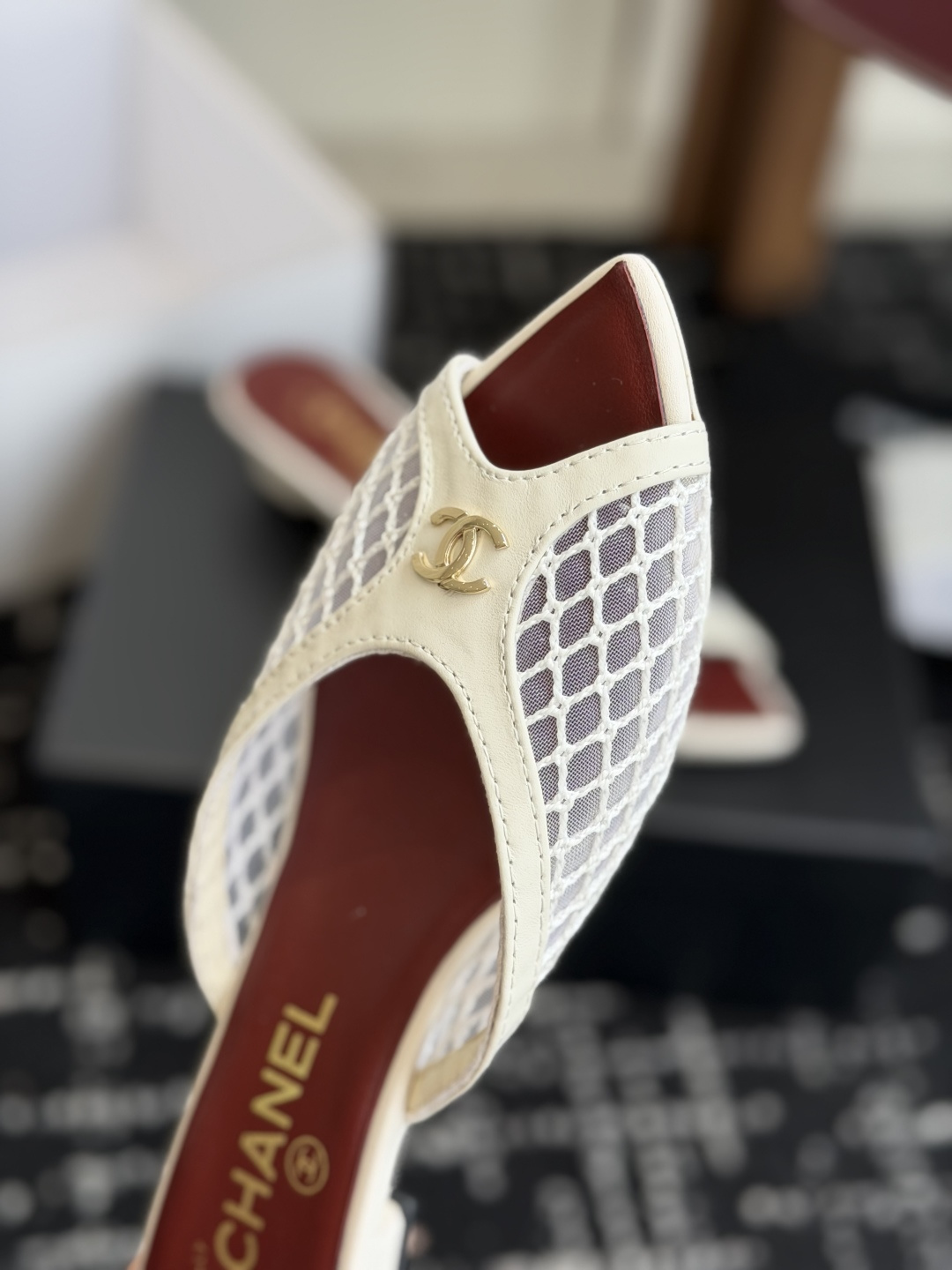代购级Chanel26ss夏季新款网面尖头高跟穆勒凉拖网面低跟穆勒拖,以品牌标志性的双C标识搭配通透网面 代购级Chanel26ss夏季新款网面尖头高跟穆勒凉拖网面低跟穆勒拖,以品牌标志性的双C标识搭配通透网面