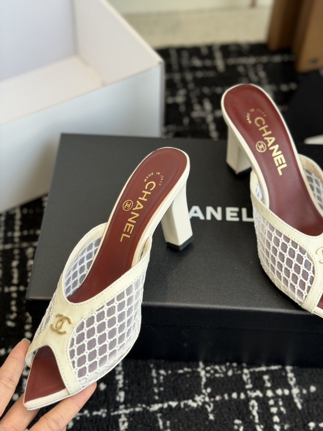 代购级Chanel26ss夏季新款网面尖头高跟穆勒凉拖网面低跟穆勒拖,以品牌标志性的双C标识搭配通透网面 代购级Chanel26ss夏季新款网面尖头高跟穆勒凉拖网面低跟穆勒拖,以品牌标志性的双C标识搭配通透网面