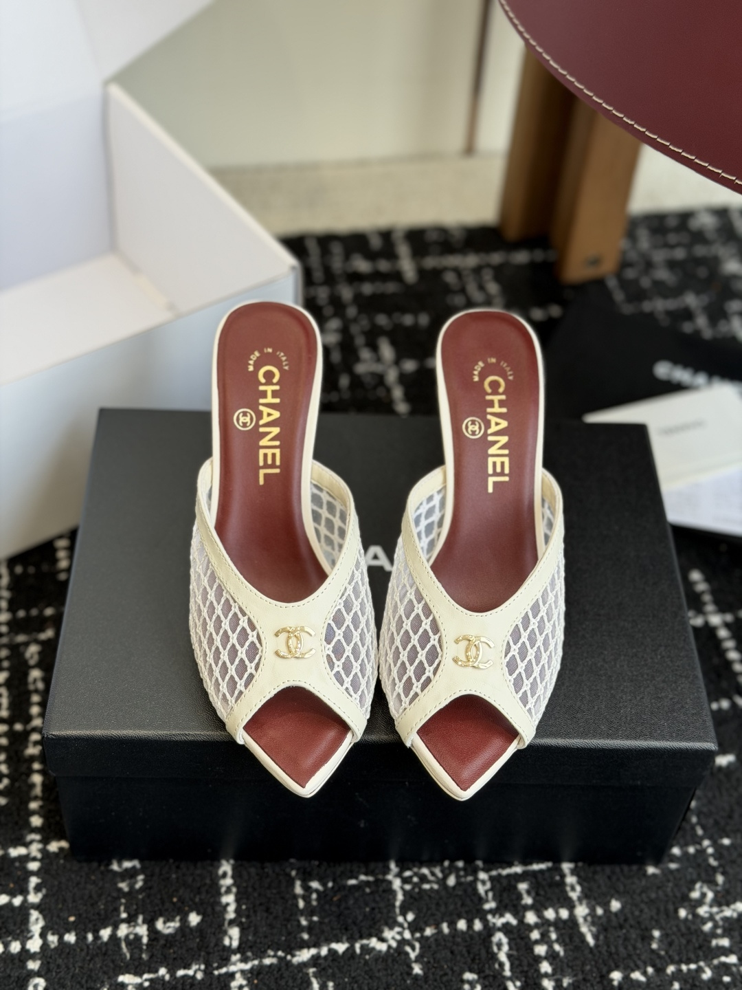 代购级Chanel26ss夏季新款网面尖头高跟穆勒凉拖网面低跟穆勒拖，以品牌标志性的双C标识搭配通透网面