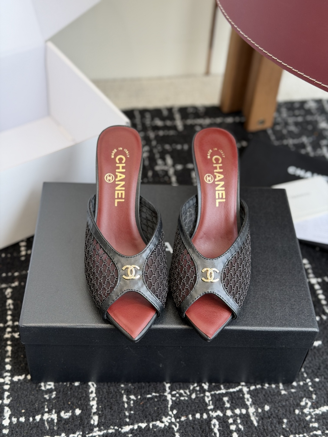 代购级Chanel26ss夏季新款网面尖头高跟穆勒凉拖网面低跟穆勒拖，以品牌标志性的双C标识搭配通透网面