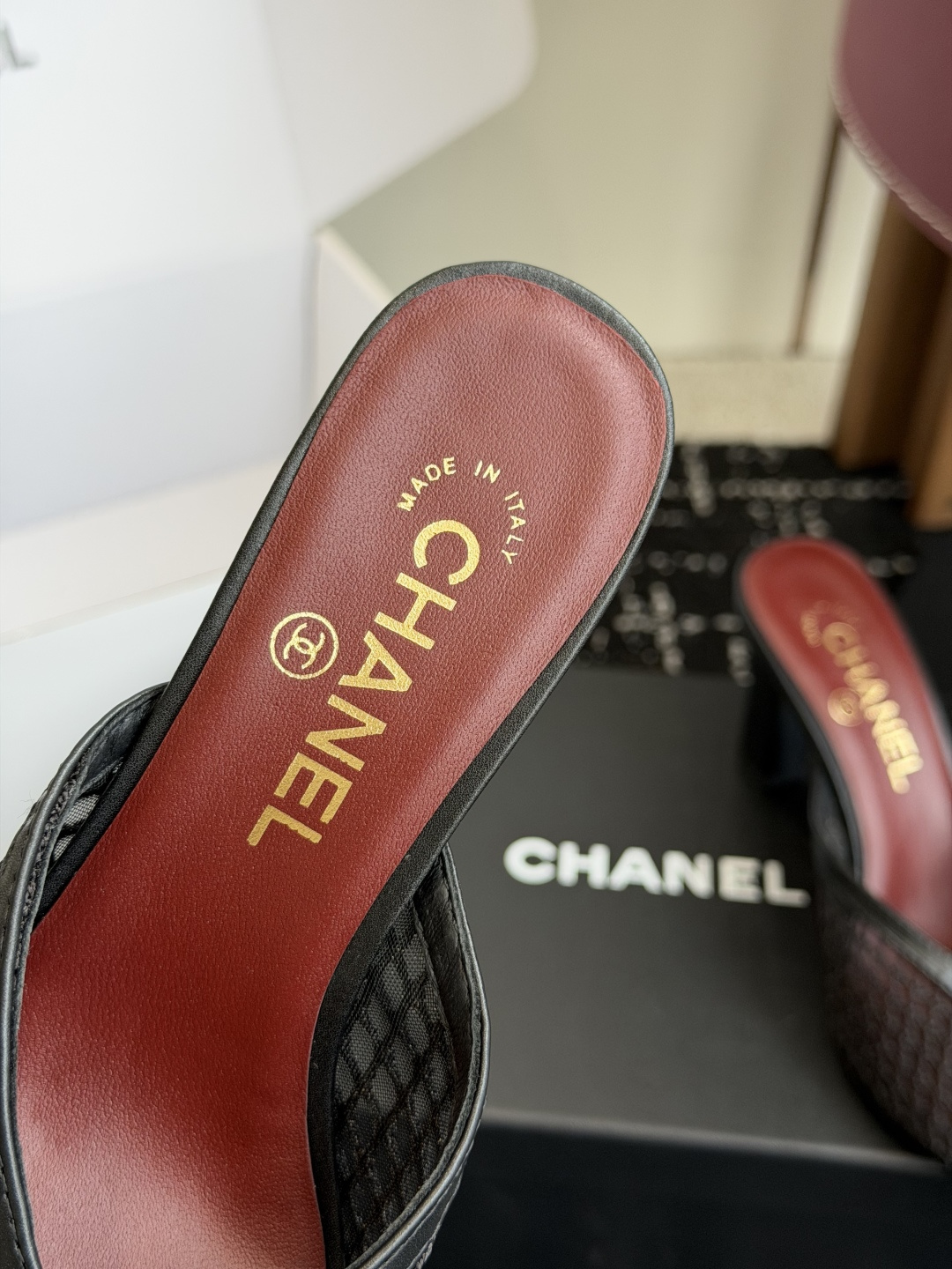 代购级Chanel26ss夏季新款网面尖头高跟穆勒凉拖网面低跟穆勒拖,以品牌标志性的双C标识搭配通透网面 代购级Chanel26ss夏季新款网面尖头高跟穆勒凉拖网面低跟穆勒拖,以品牌标志性的双C标识搭配通透网面