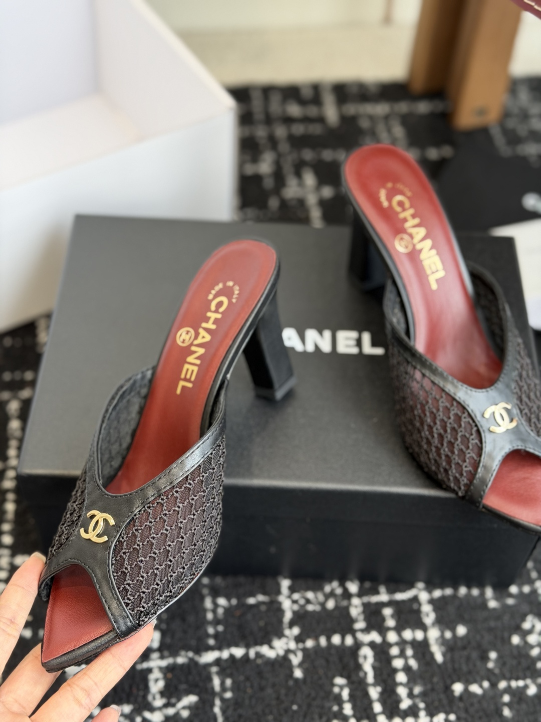 代购级Chanel26ss夏季新款网面尖头高跟穆勒凉拖网面低跟穆勒拖,以品牌标志性的双C标识搭配通透网面 代购级Chanel26ss夏季新款网面尖头高跟穆勒凉拖网面低跟穆勒拖,以品牌标志性的双C标识搭配通透网面