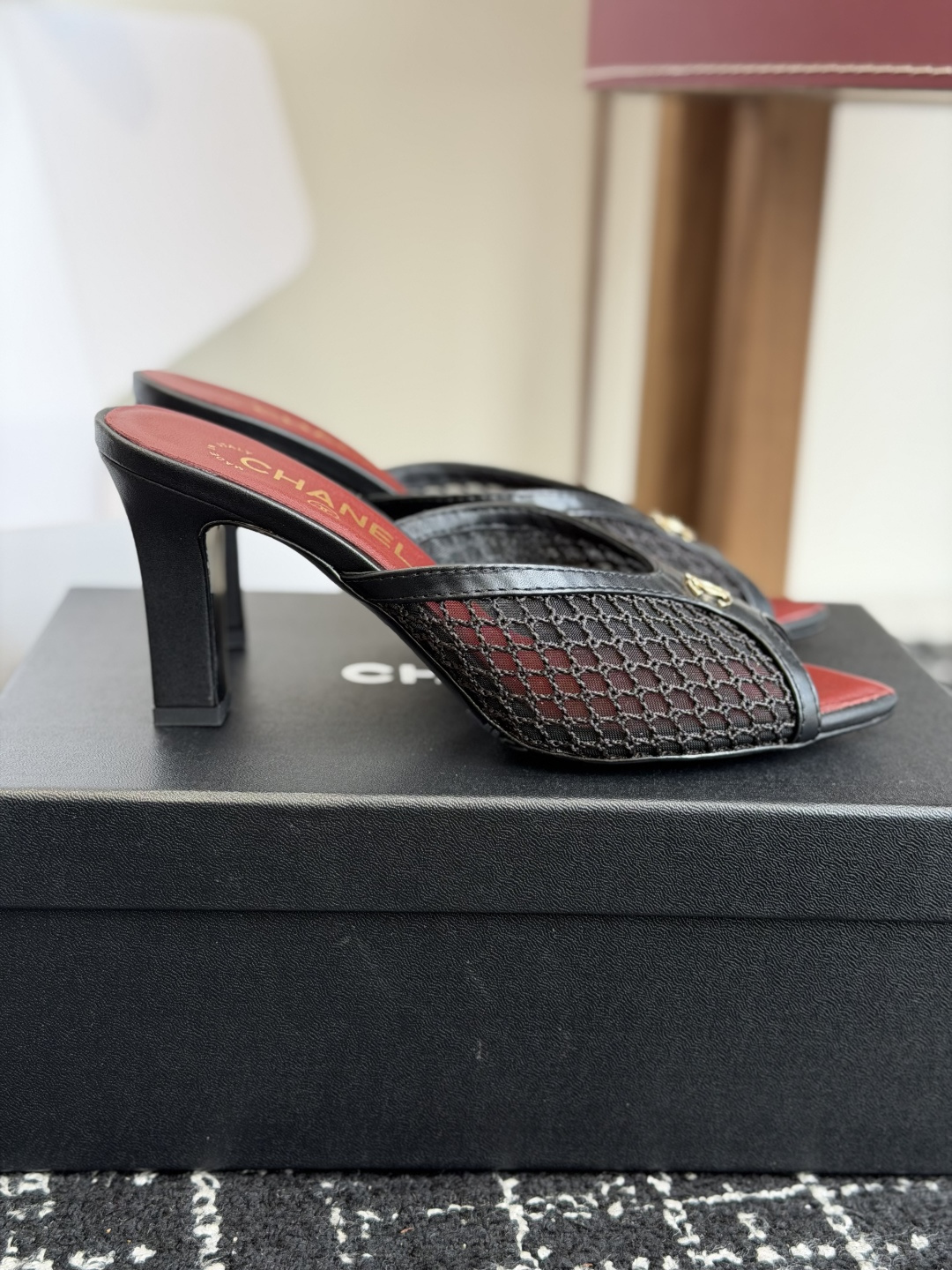 代购级Chanel26ss夏季新款网面尖头高跟穆勒凉拖网面低跟穆勒拖,以品牌标志性的双C标识搭配通透网面 代购级Chanel26ss夏季新款网面尖头高跟穆勒凉拖网面低跟穆勒拖,以品牌标志性的双C标识搭配通透网面