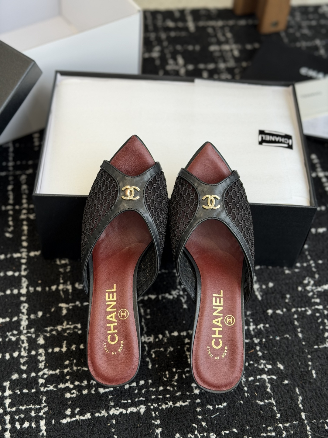 代购级Chanel26ss夏季新款网面尖头高跟穆勒凉拖网面低跟穆勒拖,以品牌标志性的双C标识搭配通透网面 代购级Chanel26ss夏季新款网面尖头高跟穆勒凉拖网面低跟穆勒拖,以品牌标志性的双C标识搭配通透网面