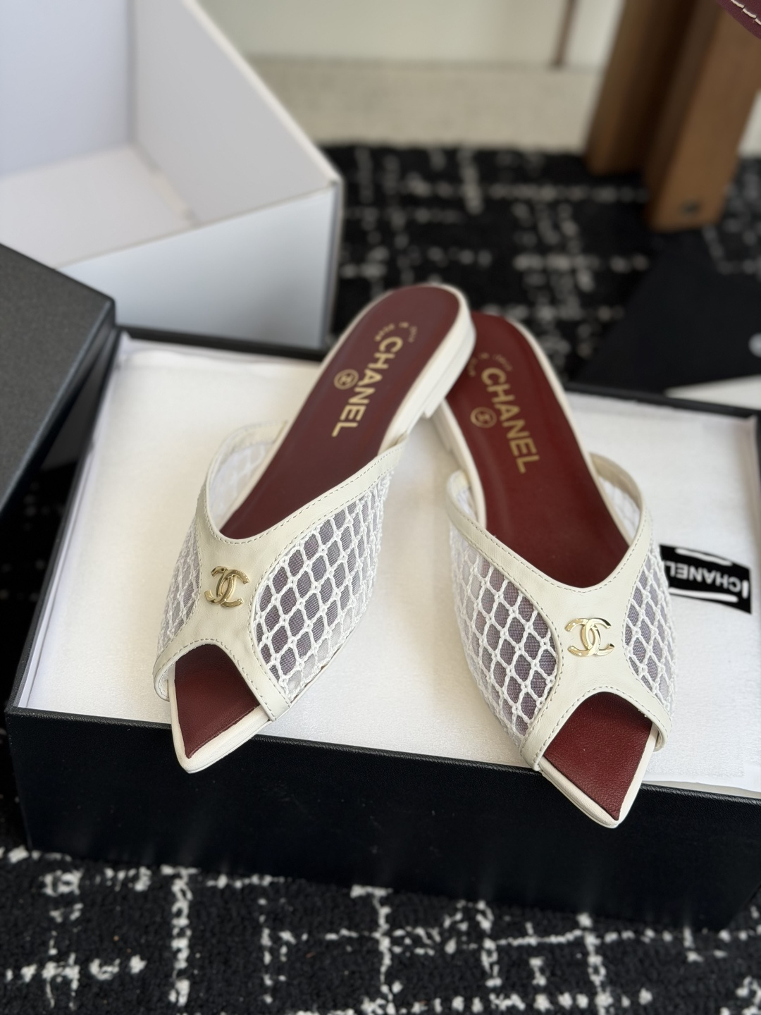 代购级Chanel26ss夏季新款网面尖头高跟穆勒凉拖网面低跟穆勒拖，以品牌标志性的双C标识搭配通透网面