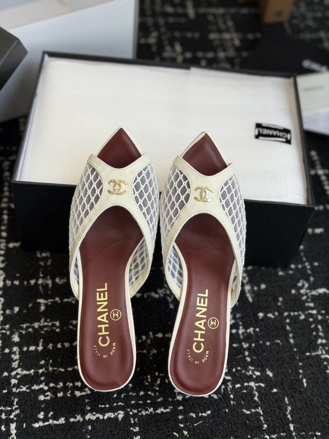 代购级Chanel26ss夏季新款网面尖头高跟穆勒凉拖网面低跟穆勒拖,以品牌标志性的双C标识搭配通透网面 代购级Chanel26ss夏季新款网面尖头高跟穆勒凉拖网面低跟穆勒拖,以品牌标志性的双C标识搭配通透网面