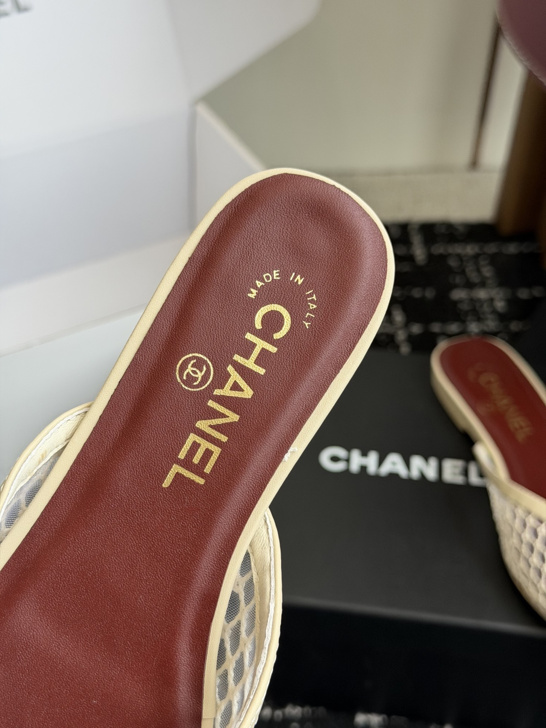 代购级Chanel26ss夏季新款网面尖头高跟穆勒凉拖网面低跟穆勒拖,以品牌标志性的双C标识搭配通透网面 代购级Chanel26ss夏季新款网面尖头高跟穆勒凉拖网面低跟穆勒拖,以品牌标志性的双C标识搭配通透网面