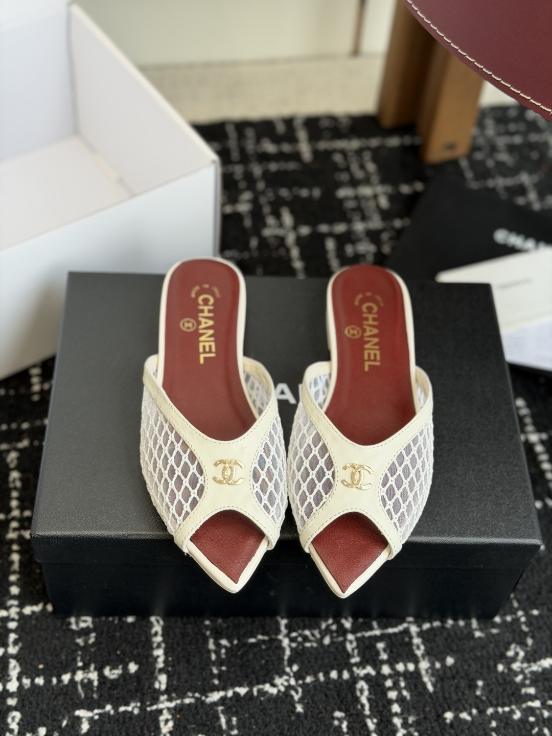 代购级Chanel26ss夏季新款网面尖头高跟穆勒凉拖网面低跟穆勒拖，以品牌标志性的双C标识搭配通透网面