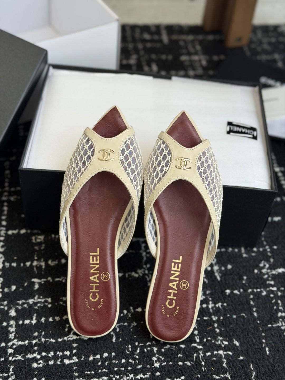代购级Chanel26ss夏季新款网面尖头高跟穆勒凉拖网面低跟穆勒拖,以品牌标志性的双C标识搭配通透网面 代购级Chanel26ss夏季新款网面尖头高跟穆勒凉拖网面低跟穆勒拖,以品牌标志性的双C标识搭配通透网面