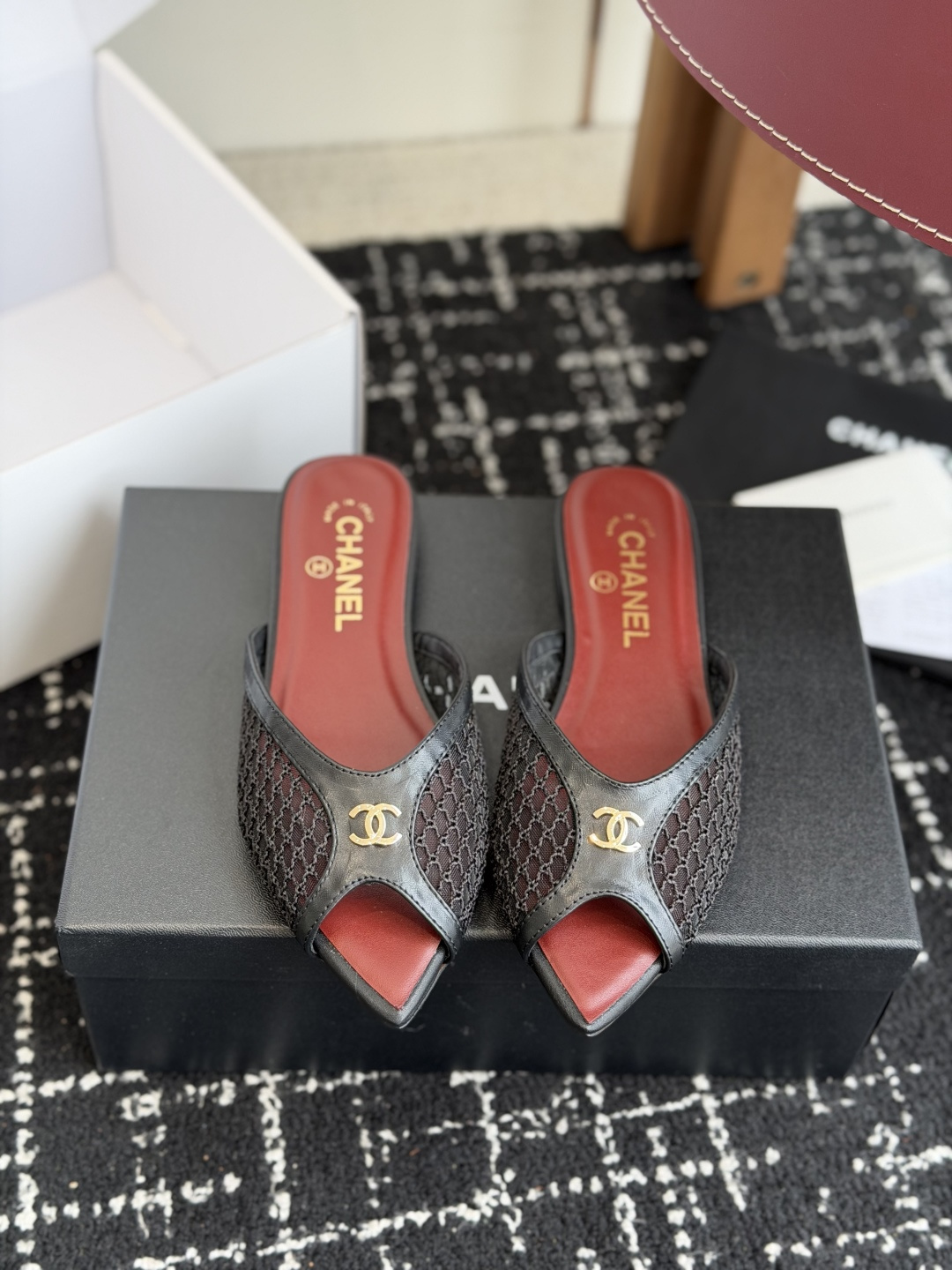 代购级Chanel26ss夏季新款网面尖头高跟穆勒凉拖网面低跟穆勒拖，以品牌标志性的双C标识搭配通透网面