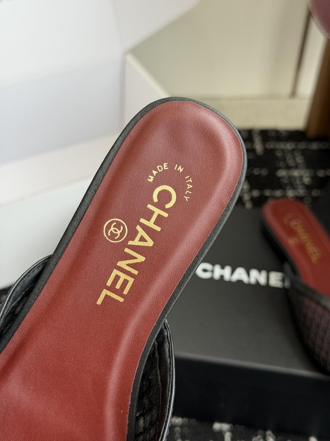 代购级Chanel26ss夏季新款网面尖头高跟穆勒凉拖网面低跟穆勒拖,以品牌标志性的双C标识搭配通透网面 代购级Chanel26ss夏季新款网面尖头高跟穆勒凉拖网面低跟穆勒拖,以品牌标志性的双C标识搭配通透网面