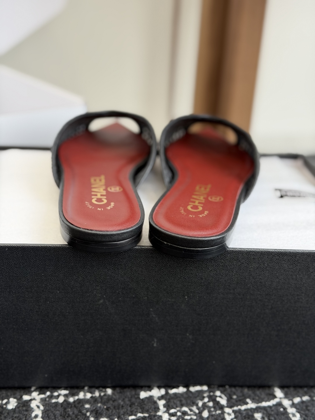 代购级Chanel26ss夏季新款网面尖头高跟穆勒凉拖网面低跟穆勒拖,以品牌标志性的双C标识搭配通透网面 代购级Chanel26ss夏季新款网面尖头高跟穆勒凉拖网面低跟穆勒拖,以品牌标志性的双C标识搭配通透网面