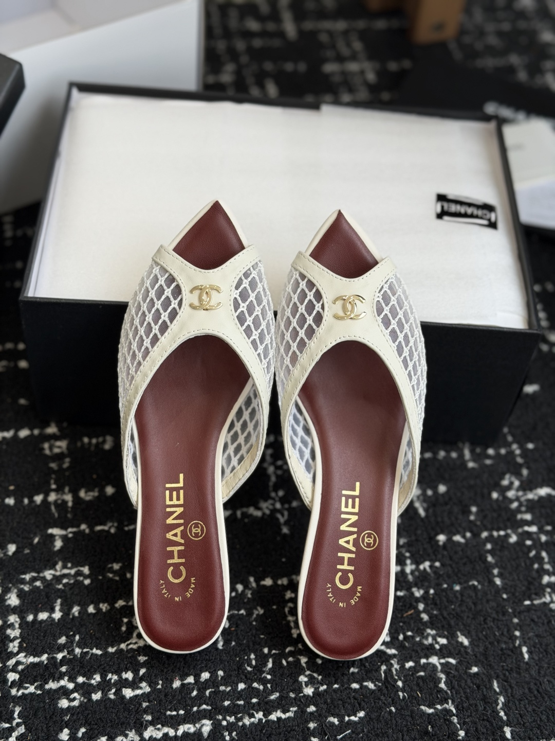代购级Chanel26ss夏季新款网面尖头高跟穆勒凉拖网面低跟穆勒拖,以品牌标志性的双C标识搭配通透网面 代购级Chanel26ss夏季新款网面尖头高跟穆勒凉拖网面低跟穆勒拖,以品牌标志性的双C标识搭配通透网面