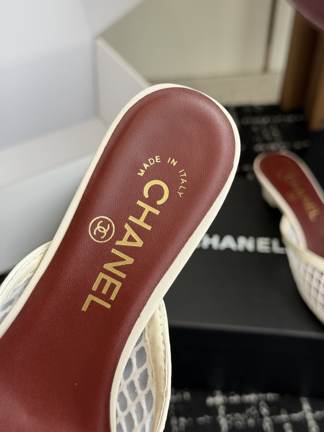 代购级Chanel26ss夏季新款网面尖头高跟穆勒凉拖网面低跟穆勒拖,以品牌标志性的双C标识搭配通透网面 代购级Chanel26ss夏季新款网面尖头高跟穆勒凉拖网面低跟穆勒拖,以品牌标志性的双C标识搭配通透网面