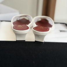 代购级Chanel26ss夏季新款网面尖头高跟穆勒凉拖网面低跟穆勒拖,以品牌标志性的双C标识搭配通透网面 代购级Chanel26ss夏季新款网面尖头高跟穆勒凉拖网面低跟穆勒拖,以品牌标志性的双C标识搭配通透网面