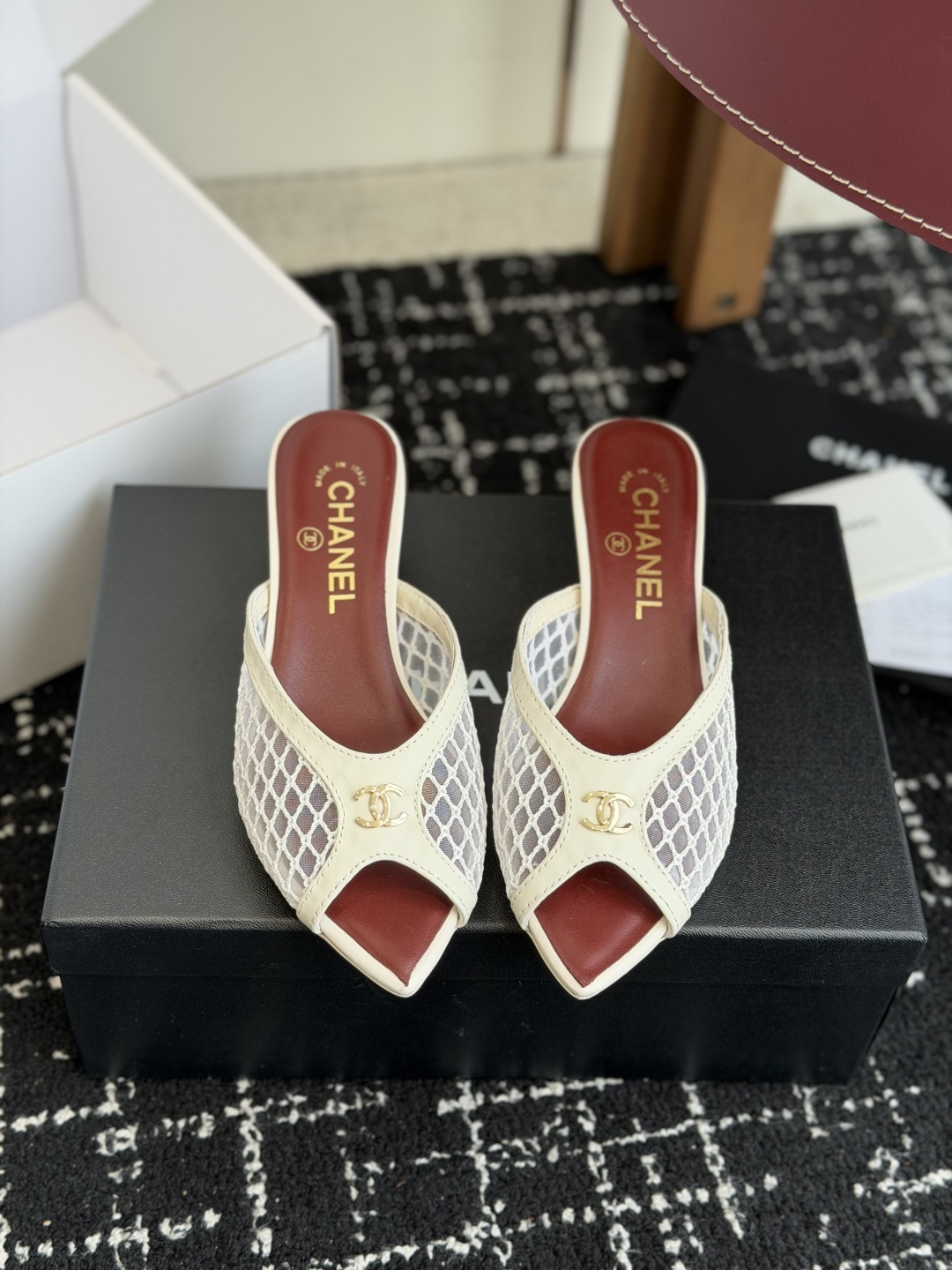 代购级Chanel26ss夏季新款网面尖头高跟穆勒凉拖网面低跟穆勒拖，以品牌标志性的双C标识搭配通透网面
