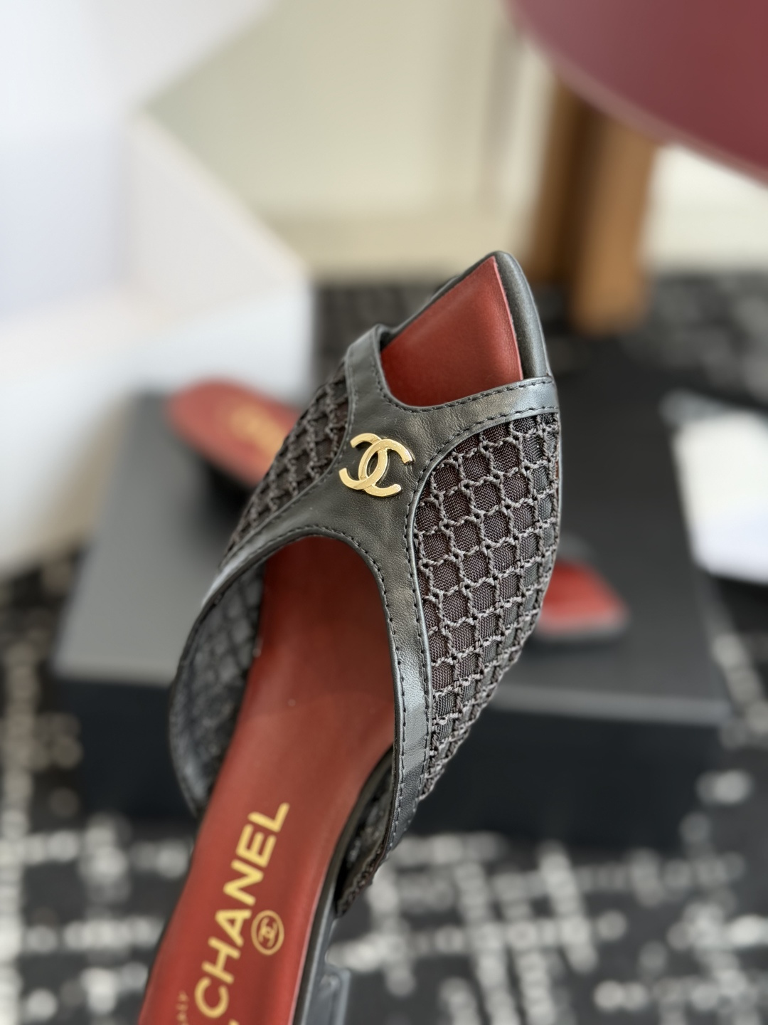 代购级Chanel26ss夏季新款网面尖头高跟穆勒凉拖网面低跟穆勒拖,以品牌标志性的双C标识搭配通透网面 代购级Chanel26ss夏季新款网面尖头高跟穆勒凉拖网面低跟穆勒拖,以品牌标志性的双C标识搭配通透网面