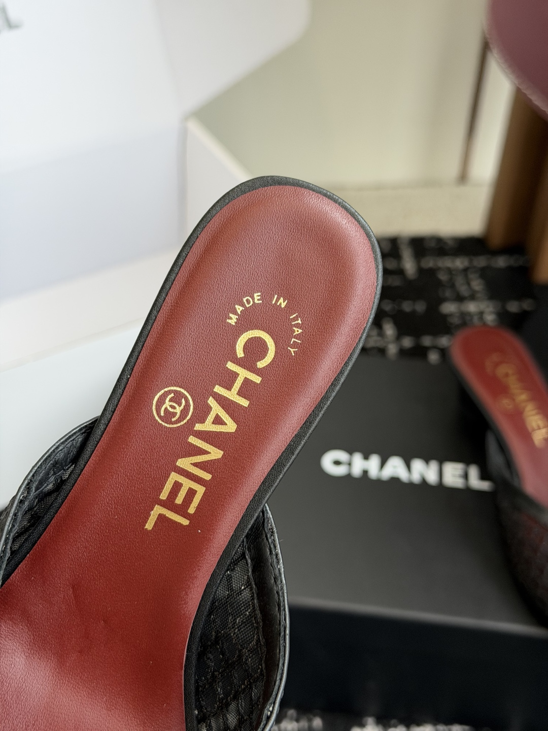 代购级Chanel26ss夏季新款网面尖头高跟穆勒凉拖网面低跟穆勒拖,以品牌标志性的双C标识搭配通透网面 代购级Chanel26ss夏季新款网面尖头高跟穆勒凉拖网面低跟穆勒拖,以品牌标志性的双C标识搭配通透网面
