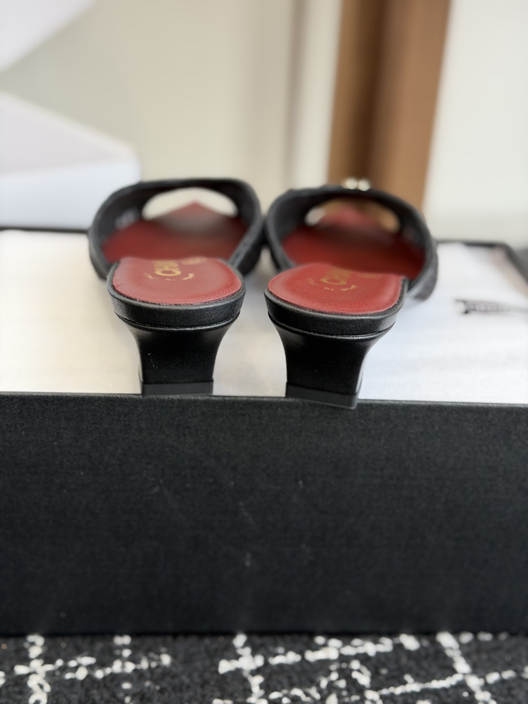 代购级Chanel26ss夏季新款网面尖头高跟穆勒凉拖网面低跟穆勒拖,以品牌标志性的双C标识搭配通透网面 代购级Chanel26ss夏季新款网面尖头高跟穆勒凉拖网面低跟穆勒拖,以品牌标志性的双C标识搭配通透网面