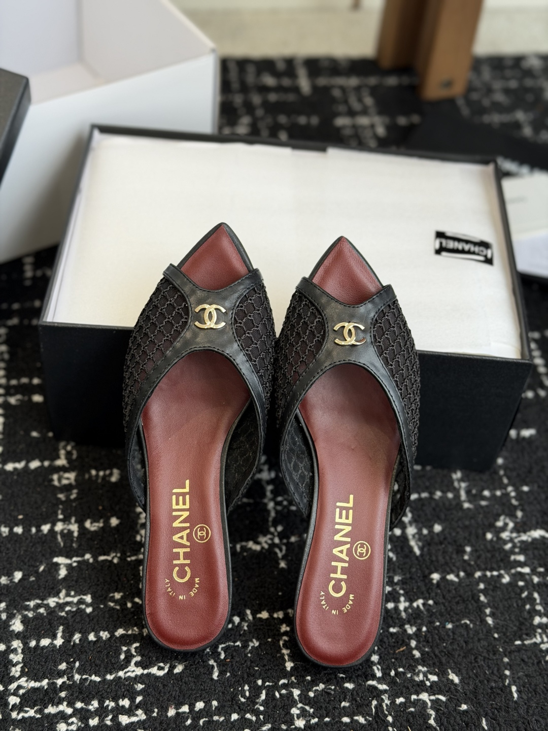 代购级Chanel26ss夏季新款网面尖头高跟穆勒凉拖网面低跟穆勒拖，以品牌标志性的双C标识搭配通透网面