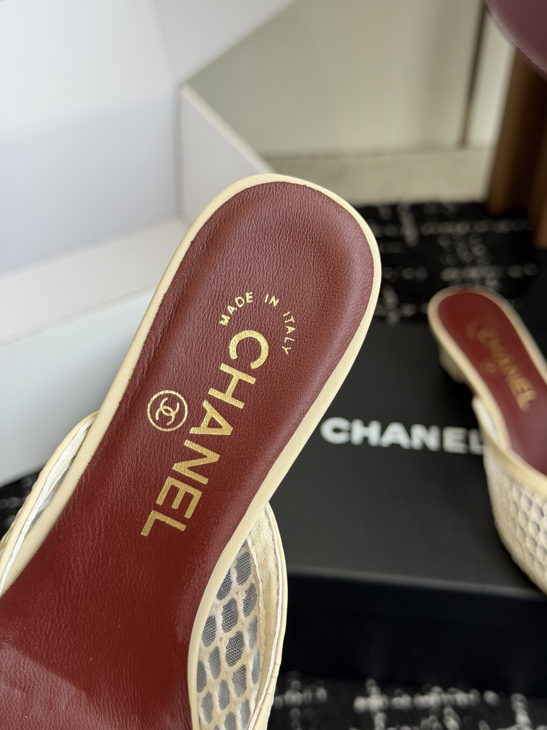代购级Chanel26ss夏季新款网面尖头高跟穆勒凉拖网面低跟穆勒拖,以品牌标志性的双C标识搭配通透网面 代购级Chanel26ss夏季新款网面尖头高跟穆勒凉拖网面低跟穆勒拖,以品牌标志性的双C标识搭配通透网面