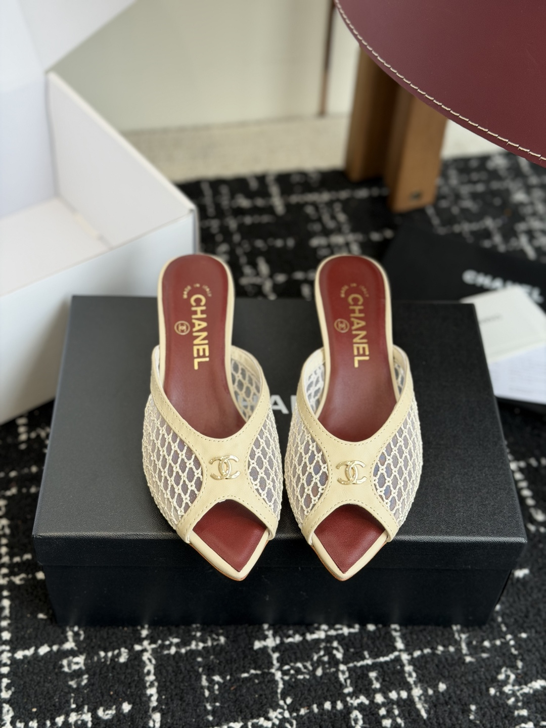 代购级Chanel26ss夏季新款网面尖头高跟穆勒凉拖网面低跟穆勒拖，以品牌标志性的双C标识搭配通透网面