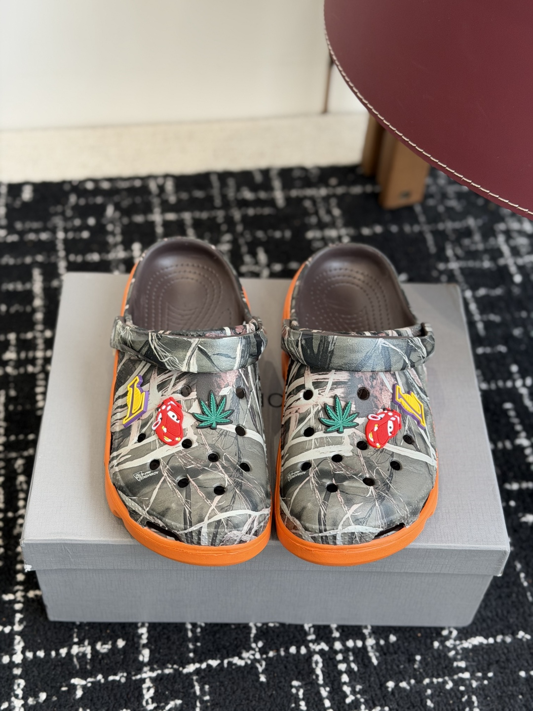 代购级Balenciaga  巴黎世家洞洞鞋     Balenciaga 春夏最新情侣款洞洞鞋，黑马单