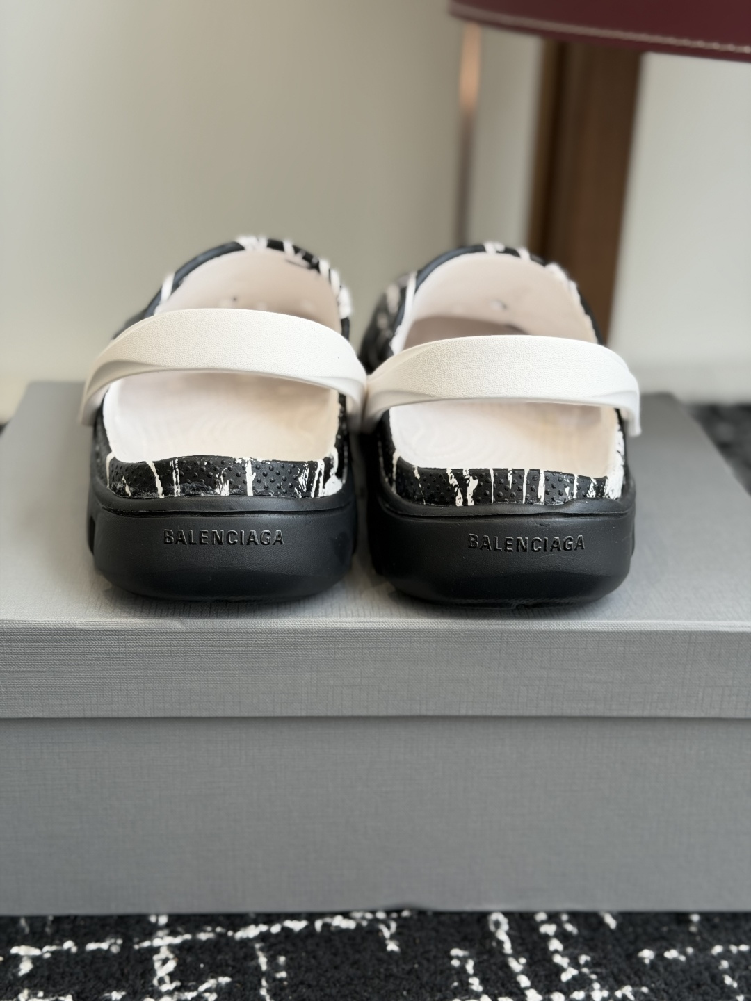 代购级Balenciaga 巴黎世家洞洞鞋 Balenciaga 春夏最新情侣款洞洞鞋,黑马单 代购级Balenciaga 巴黎世家洞洞鞋 Balenciaga 春夏最新情侣款洞洞鞋,黑马单