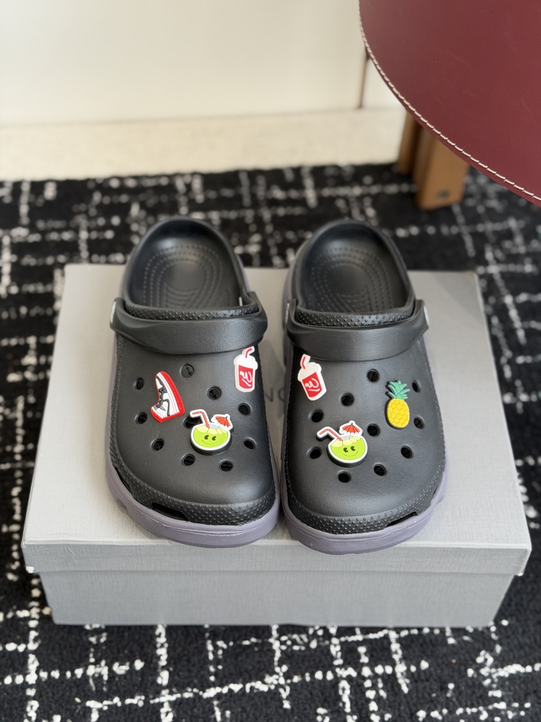 代购级Balenciaga  巴黎世家洞洞鞋     Balenciaga 春夏最新情侣款洞洞鞋，黑马单