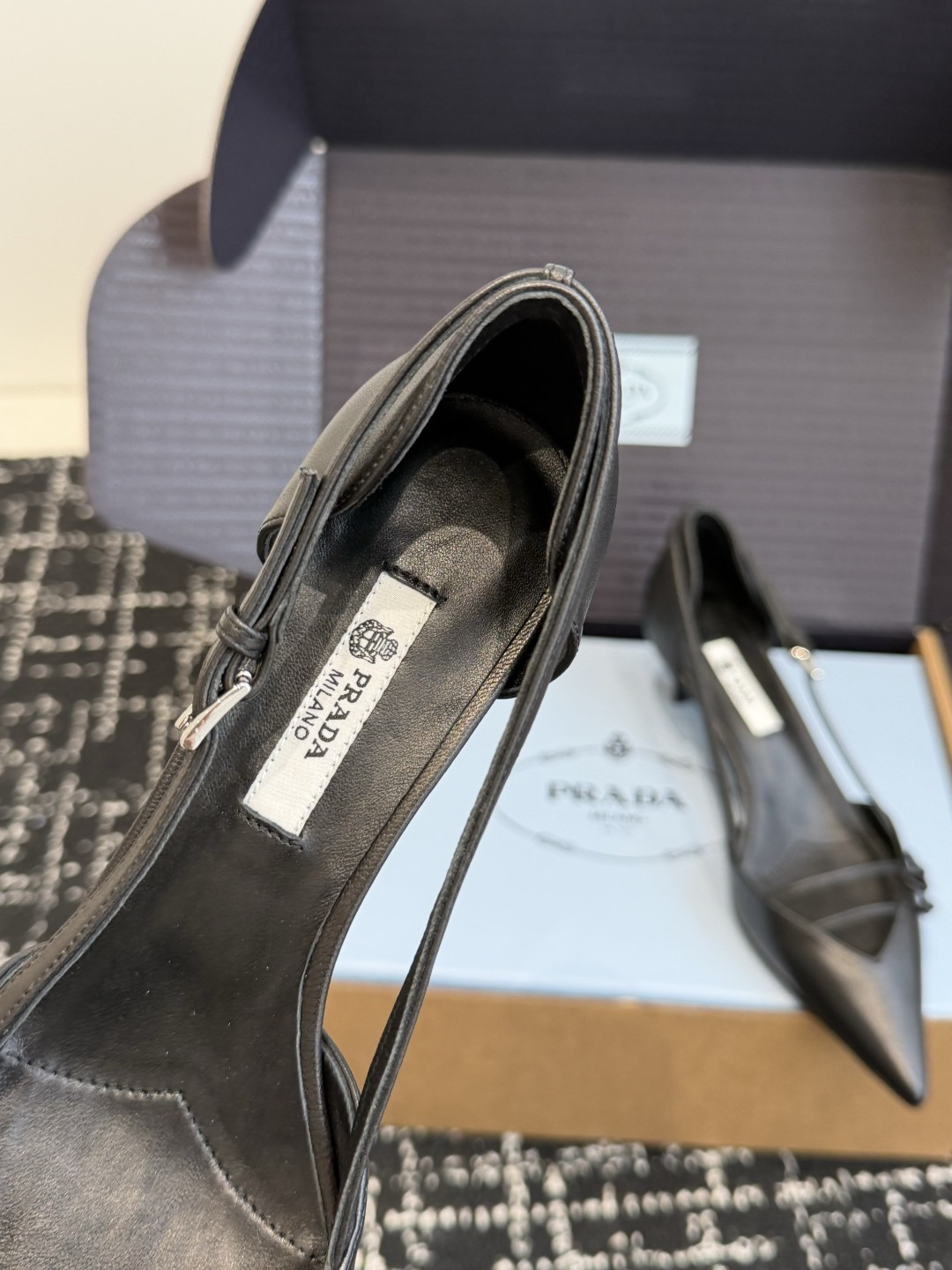 东莞代购级PRADA 普拉达2026早春新品尖头 单鞋鞋高跟鞋 尖头设计不止是拉长腿型的巧思 后饰带与蝴 东莞代购级PRADA 普拉达2026早春新品尖头 单鞋鞋高跟鞋 尖头设计不止是拉长腿型的巧思 后饰带与蝴