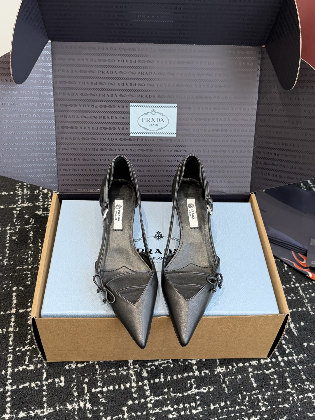 东莞代购级PRADA 普拉达2026早春新品尖头 单鞋鞋高跟鞋 尖头设计不止是拉长腿型的巧思 后饰带与蝴