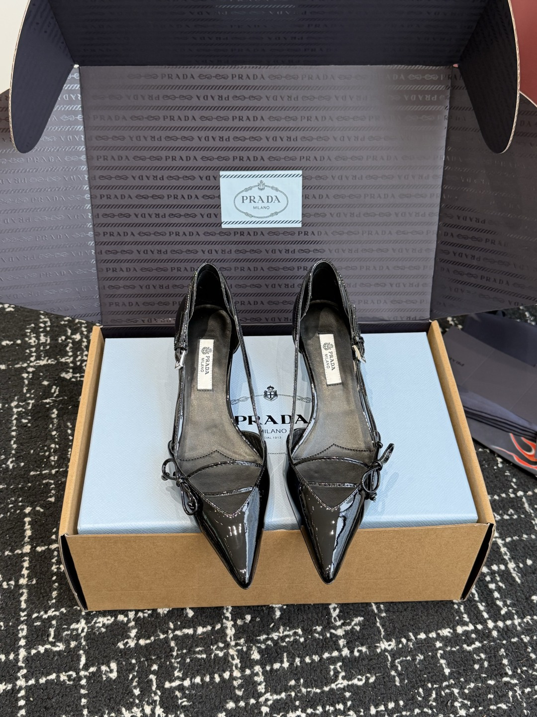 东莞代购级PRADA 普拉达2026早春新品尖头 单鞋鞋高跟鞋 尖头设计不止是拉长腿型的巧思 后饰带与蝴