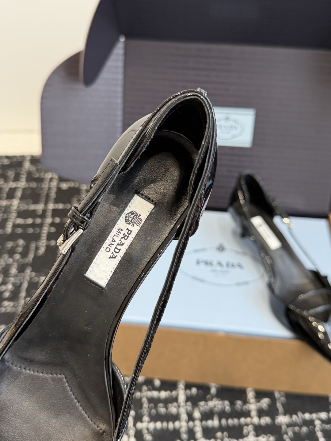 东莞代购级PRADA 普拉达2026早春新品尖头 单鞋鞋高跟鞋 尖头设计不止是拉长腿型的巧思 后饰带与蝴 东莞代购级PRADA 普拉达2026早春新品尖头 单鞋鞋高跟鞋 尖头设计不止是拉长腿型的巧思 后饰带与蝴