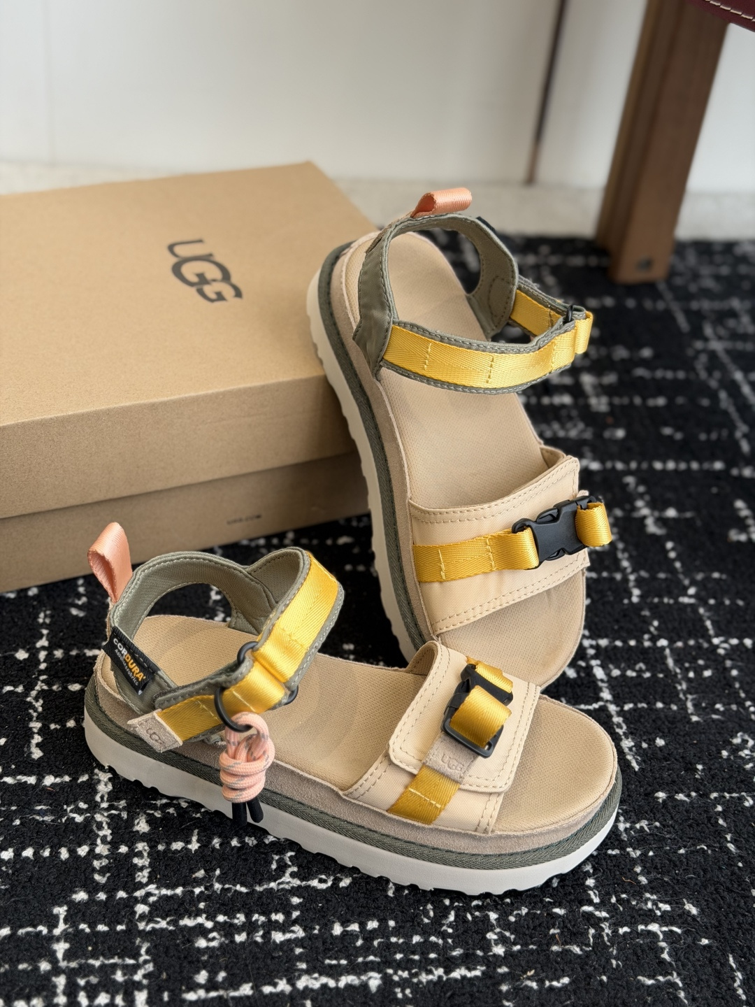 东莞代购级UGG 夏季新款女士舒适时尚平底露趾魔术贴搭扣休闲晶星凉鞋        舒适利落，潮酷有型。