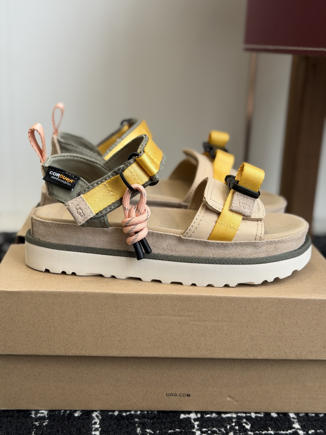 东莞代购级UGG 夏季新款女士舒适时尚平底露趾魔术贴搭扣休闲晶星凉鞋        舒适利落，潮酷有型。