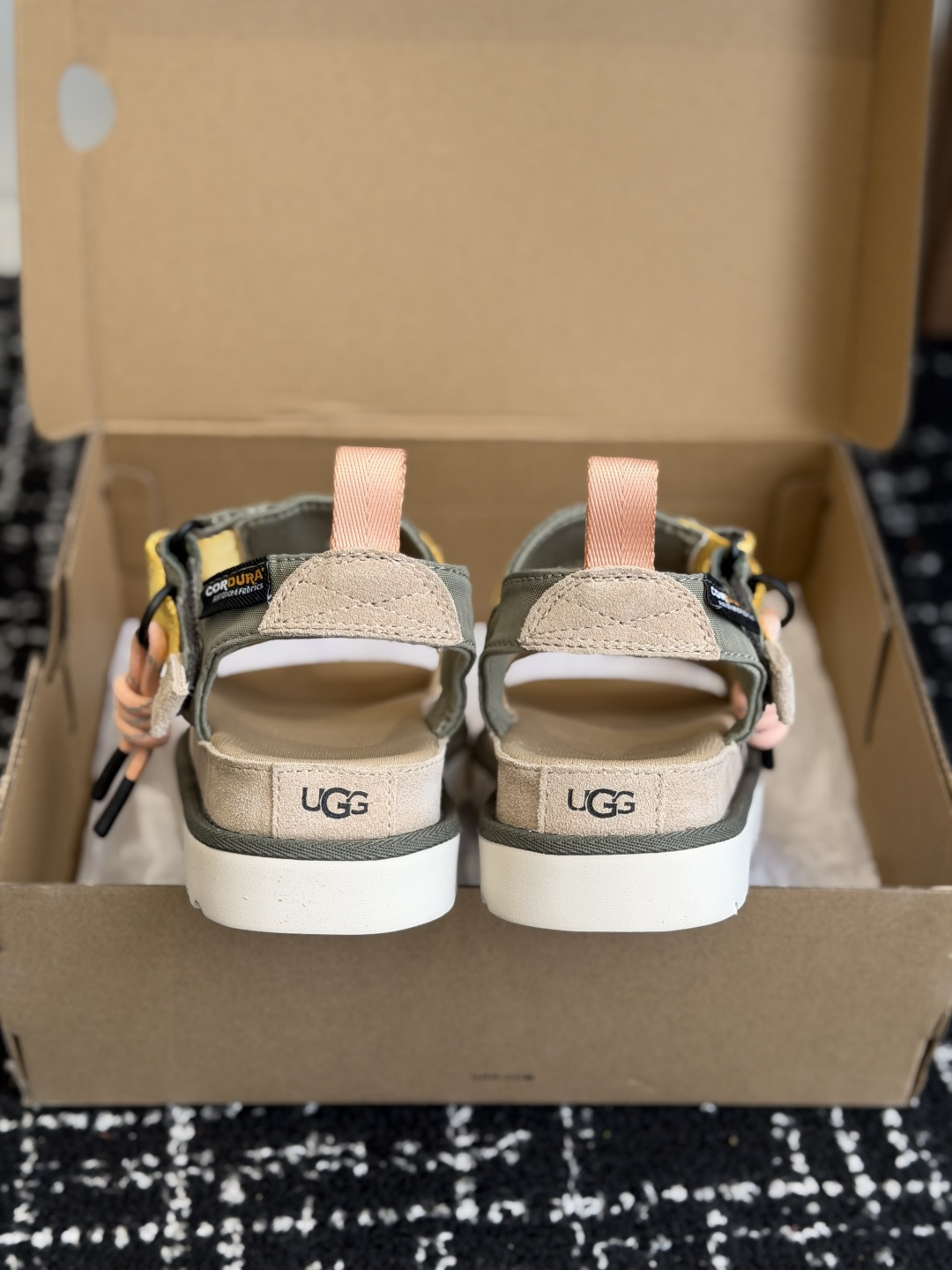 东莞代购级UGG 夏季新款女士舒适时尚平底露趾魔术贴搭扣休闲晶星凉鞋        舒适利落，潮酷有型。