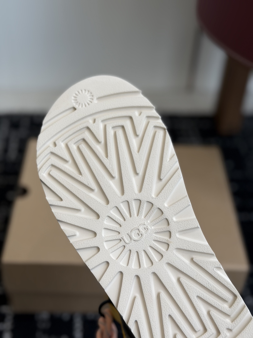 东莞代购级UGG 夏季新款女士舒适时尚平底露趾魔术贴搭扣休闲晶星凉鞋        舒适利落，潮酷有型。