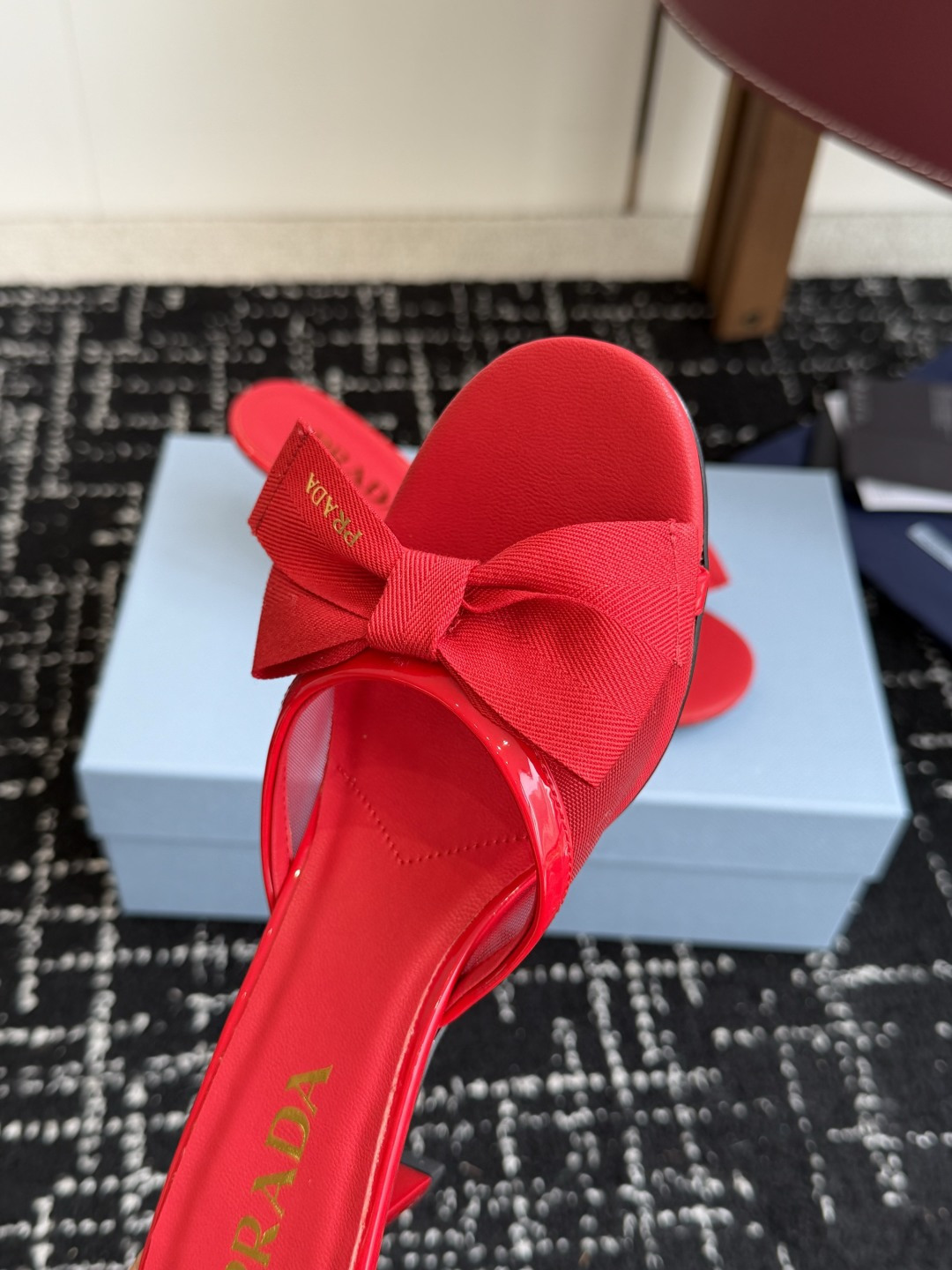 代购级Prada 26ss 新款绝美蝴蝶结网面跟鞋 时尚界久违的极简之美经典时尚配色 毫不费力的优雅风来 代购级Prada 26ss 新款绝美蝴蝶结网面跟鞋 时尚界久违的极简之美经典时尚配色 毫不费力的优雅风来