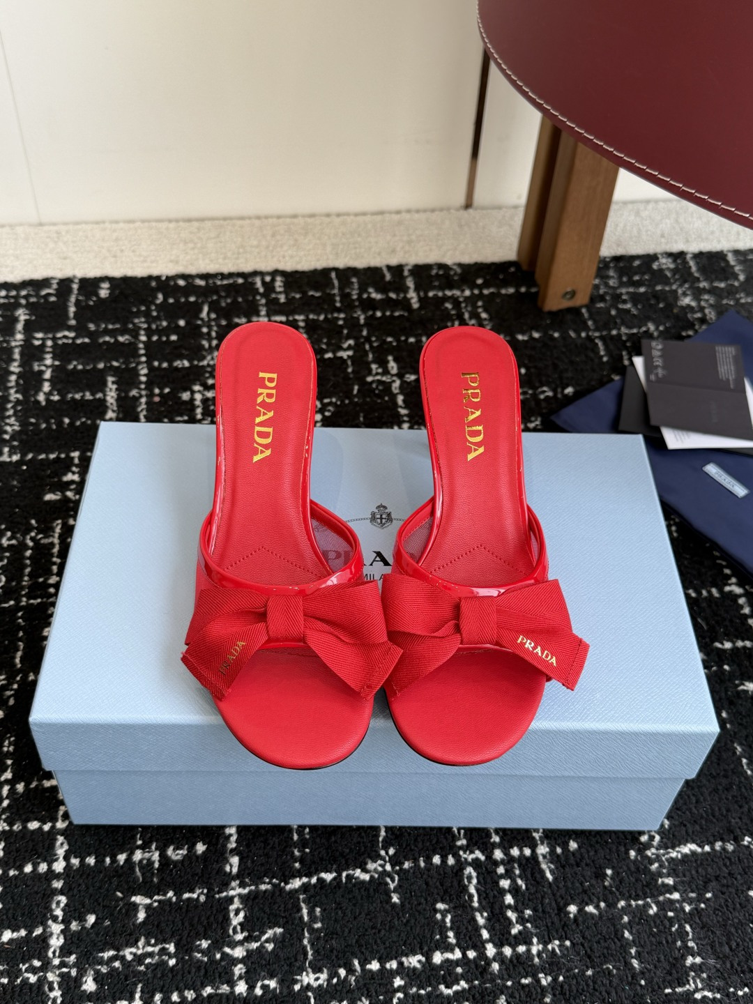 代购级Prada 26ss 新款绝美蝴蝶结网面跟鞋 时尚界久违的极简之美经典时尚配色 毫不费力的优雅风来
