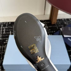 代购级Prada 26ss 新款绝美蝴蝶结网面跟鞋 时尚界久违的极简之美经典时尚配色 毫不费力的优雅风来 代购级Prada 26ss 新款绝美蝴蝶结网面跟鞋 时尚界久违的极简之美经典时尚配色 毫不费力的优雅风来