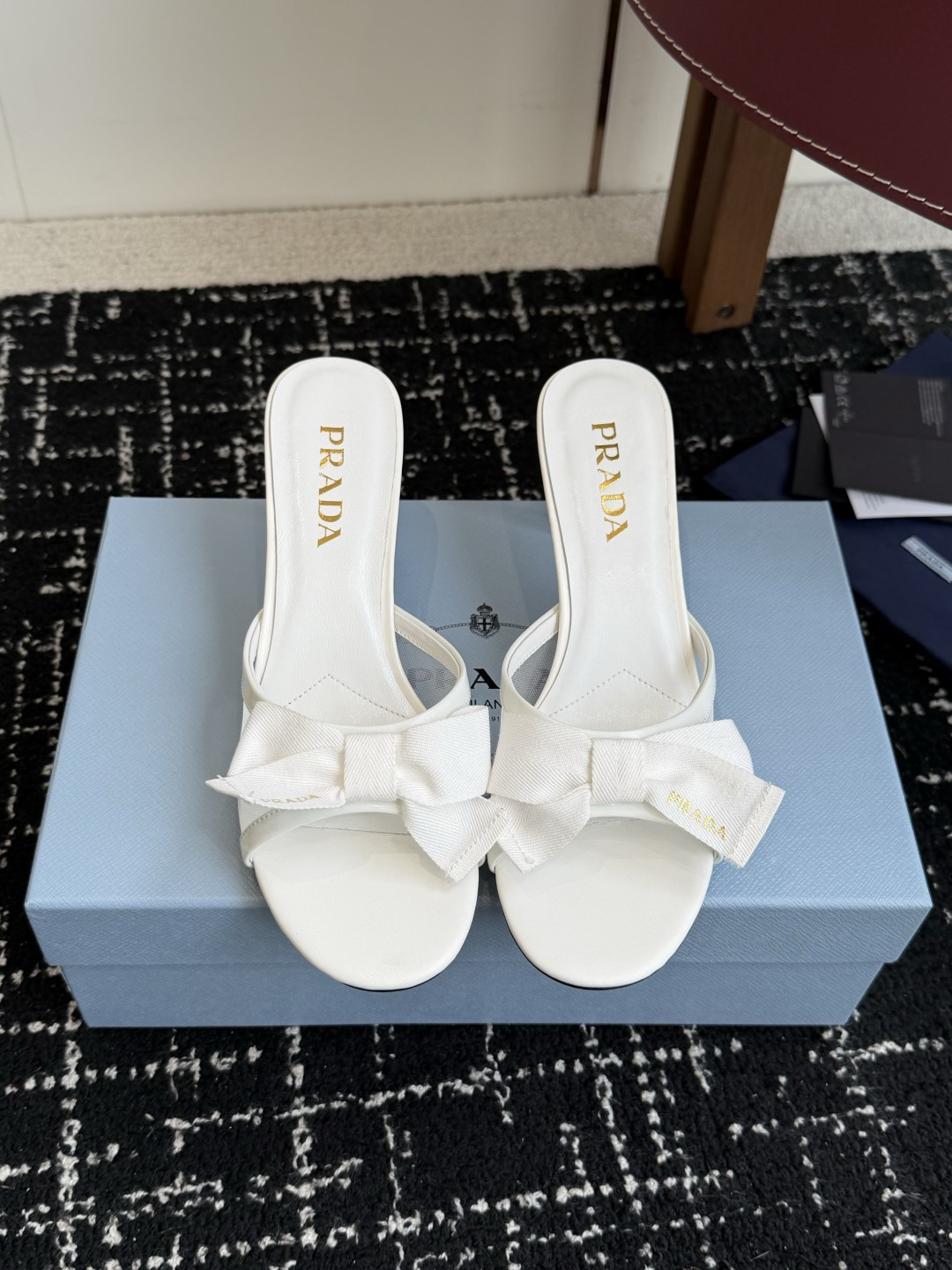 代购级Prada 26ss 新款绝美蝴蝶结网面跟鞋 时尚界久违的极简之美经典时尚配色 毫不费力的优雅风来